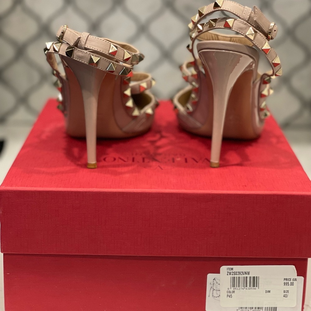 Only work for a few hours like brand new heels Valentino’s
